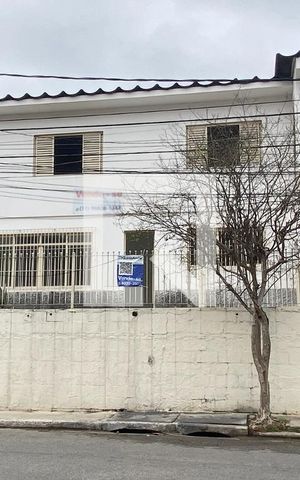 Casa para alugar com 220m², 4 quartos e 2 vagasFachada