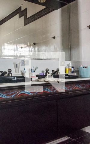 Casa de condomínio à venda com 350m², 5 quartos e sem vagaBanheiro da Suíte