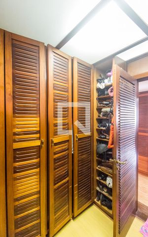 Casa de condomínio à venda com 350m², 5 quartos e sem vagaCloset da suíte