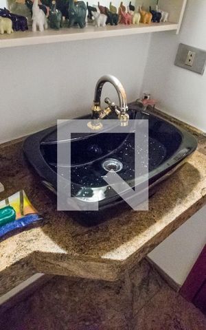 Casa de condomínio à venda com 350m², 5 quartos e sem vagaDetalhe banheiro