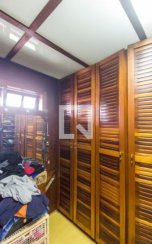 Casa de condomínio à venda com 350m², 5 quartos e sem vagaCloset da suíte