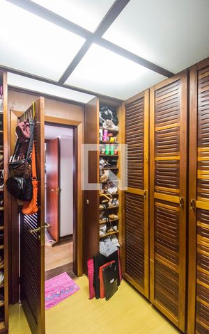 Casa de condomínio à venda com 350m², 5 quartos e sem vagaCloset da suíte
