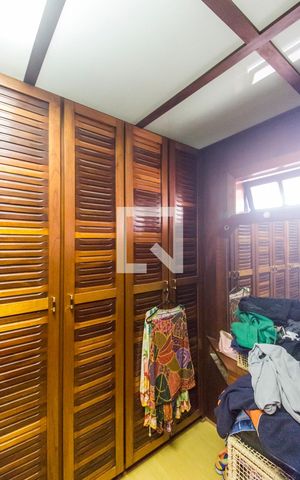 Casa de condomínio à venda com 350m², 5 quartos e sem vagaCloset da suíte