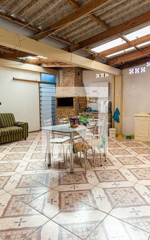 Casa à venda com 300m², 4 quartos e 7 vagas Casa à venda com 300m², 4 quartos e 7 vagasGaragem