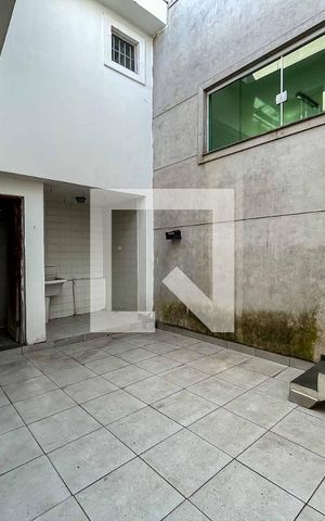 Casa à venda com 215m², 3 quartos e 3 vagas Casa à venda com 215m², 3 quartos e 3 vagasQuintal