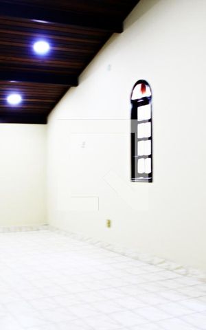 Casa para alugar com 250m², 4 quartos e 2 vagasSotão