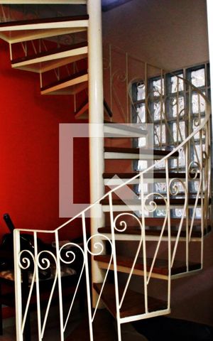 Casa para alugar com 250m², 4 quartos e 2 vagasEscada da Sala 2