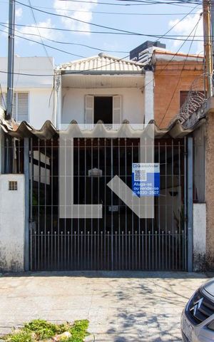 Casa à venda com 118m², 2 quartos e 2 vagas Casa à venda com 118m², 2 quartos e 2 vagasFachada