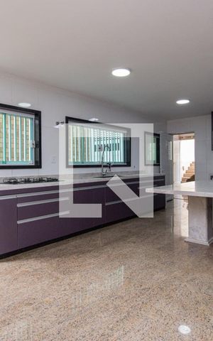 Casa à venda com 304m², 4 quartos e 6 vagas Casa à venda com 304m², 4 quartos e 6 vagasCozinha