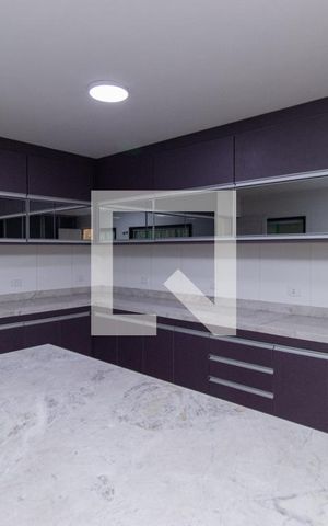 Casa à venda com 304m², 4 quartos e 6 vagas Casa à venda com 304m², 4 quartos e 6 vagasCozinha
