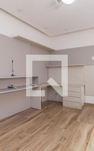 Casa à venda com 304m², 4 quartos e 6 vagas Casa à venda com 304m², 4 quartos e 6 vagasSuíte 4
