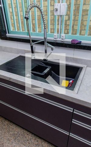 Casa à venda com 304m², 4 quartos e 6 vagas Casa à venda com 304m², 4 quartos e 6 vagasCozinha