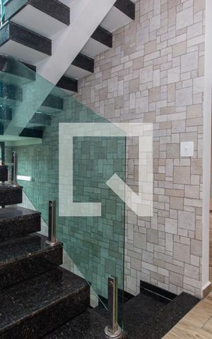 Casa à venda com 304m², 4 quartos e 6 vagas Casa à venda com 304m², 4 quartos e 6 vagasCorredor e escadas