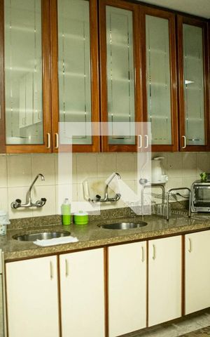 Casa à venda com 500m², 3 quartos e 4 vagas Casa à venda com 500m², 3 quartos e 4 vagasCozinha - Armários