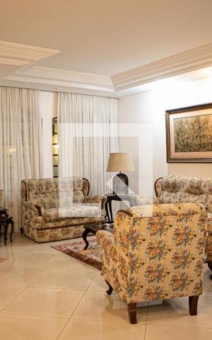 Casa à venda com 500m², 3 quartos e 4 vagas Casa à venda com 500m², 3 quartos e 4 vagasSala de Estar