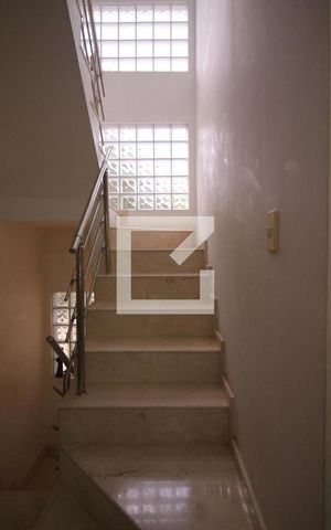 Casa à venda com 480m², 6 quartos e 5 vagasEscada