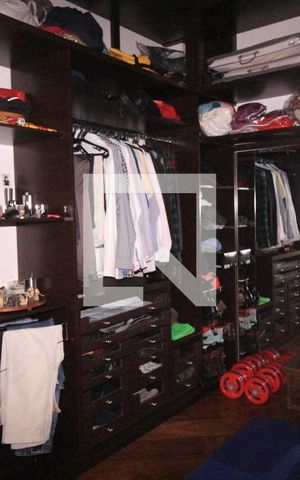 Casa à venda com 480m², 6 quartos e 5 vagasCloset da suíte
