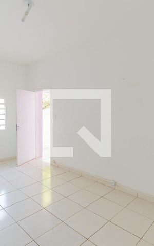 Casa à venda com 140m², 3 quartos e 2 vagas Casa à venda com 140m², 3 quartos e 2 vagasSala
