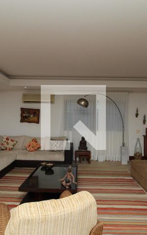 Casa à venda com 769m², 5 quartos e 4 vagas Casa à venda com 769m², 5 quartos e 4 vagasSala