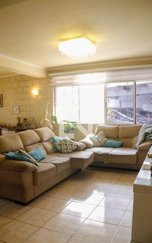 Casa à venda com 392m², 4 quartos e 8 vagas Casa à venda com 392m², 4 quartos e 8 vagasSala