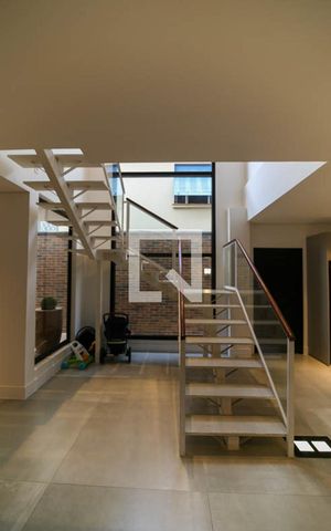 Casa à venda com 408m², 3 quartos e 6 vagas Casa à venda com 408m², 3 quartos e 6 vagasEscada
