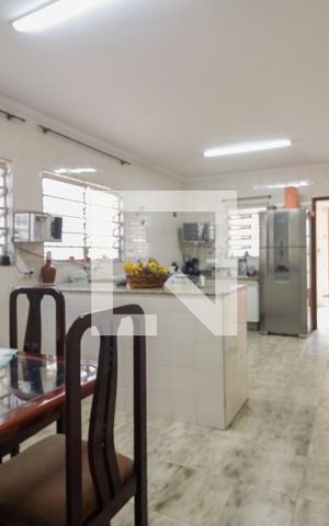 Casa à venda com 250m², 3 quartos e 5 vagas Casa à venda com 250m², 3 quartos e 5 vagasCozinha