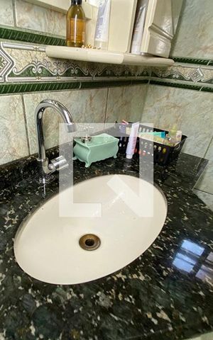 Casa à venda com 247m², 2 quartos e 2 vagasPia do Banheiro da Suíte
