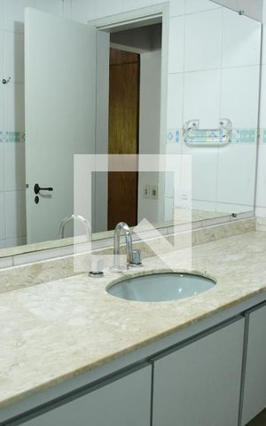 Casa de condomínio para alugar com 280m², 4 quartos e 4 vagasBanheiro do Quarto 3