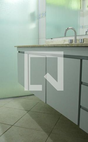 Casa de condomínio para alugar com 280m², 4 quartos e 4 vagasBanheiro do Quarto 3