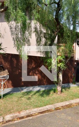 Casa à venda com 340m², 4 quartos e 2 vagasFachada