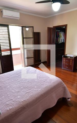 Casa à venda com 340m², 4 quartos e 2 vagasQuarto 4 - Suíte