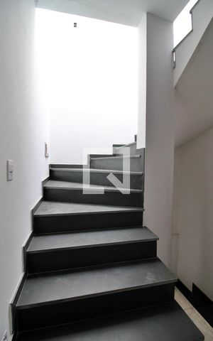 Casa à venda com 240m², 3 quartos e 3 vagasEscada