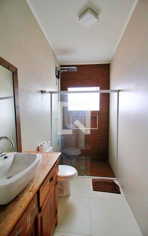 Casa à venda com 240m², 3 quartos e 3 vagasBanheiro da Suíte 1