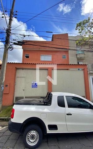 Casa à venda com 240m², 3 quartos e 3 vagas Casa à venda com 240m², 3 quartos e 3 vagasFachada