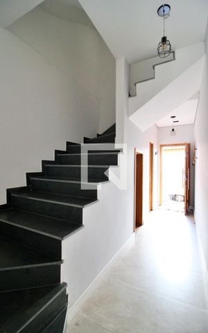 Casa à venda com 240m², 3 quartos e 3 vagasEscada
