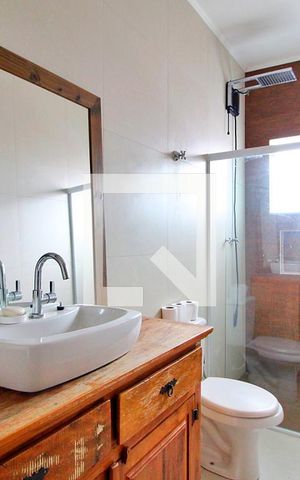 Casa à venda com 240m², 3 quartos e 3 vagasBanheiro da Suíte 1
