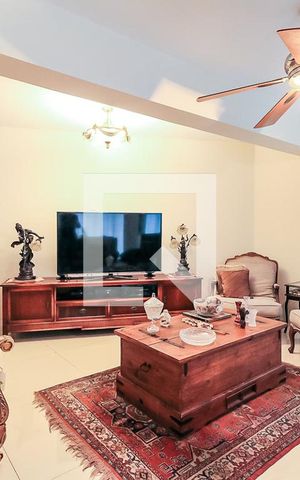Casa à venda com 320m², 3 quartos e 5 vagas Casa à venda com 320m², 3 quartos e 5 vagasSala