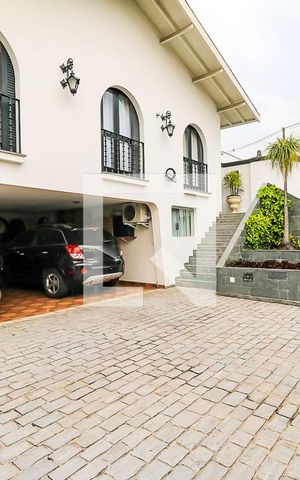 Casa à venda com 320m², 3 quartos e 5 vagas Casa à venda com 320m², 3 quartos e 5 vagasGaragem