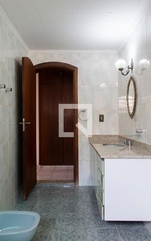 Casa de condomínio à venda com 263m², 4 quartos e 3 vagas Casa de condomínio à venda com 263m², 4 quartos e 3 vagasBanheiro