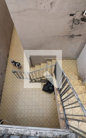 Casa à venda com 243m², 3 quartos e 2 vagasEscada de acesso a Area de serviço