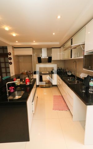 Casa à venda com 221m², 4 quartos e 2 vagasCozinha