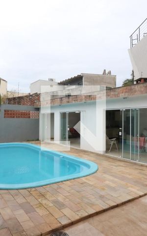 Casa à venda com 221m², 4 quartos e 2 vagasPiscina