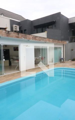 Casa à venda com 221m², 4 quartos e 2 vagasPiscina