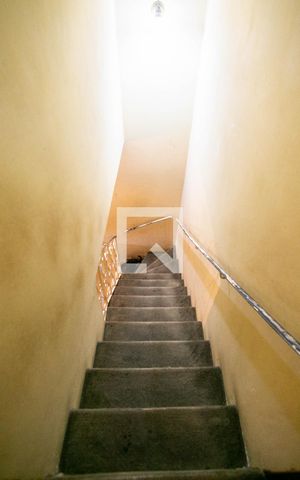 Casa à venda com 90m², 2 quartos e 2 vagas Casa à venda com 90m², 2 quartos e 2 vagasEscadas