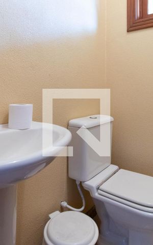 Casa à venda com 385m², 3 quartos e 4 vagas Casa à venda com 385m², 3 quartos e 4 vagasLavabo 2