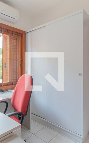 Casa à venda com 385m², 3 quartos e 4 vagas Casa à venda com 385m², 3 quartos e 4 vagasQuarto de Serviço
