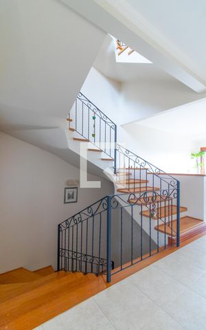 Casa à venda com 385m², 3 quartos e 4 vagas Casa à venda com 385m², 3 quartos e 4 vagasEscada