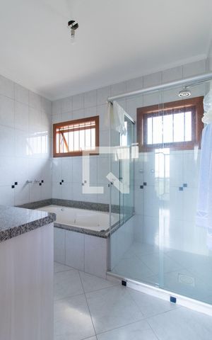 Casa à venda com 385m², 3 quartos e 4 vagas Casa à venda com 385m², 3 quartos e 4 vagasBanheiro do Quarto 1