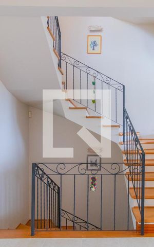 Casa à venda com 385m², 3 quartos e 4 vagas Casa à venda com 385m², 3 quartos e 4 vagasEscada
