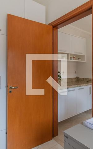 Casa à venda com 385m², 3 quartos e 4 vagas Casa à venda com 385m², 3 quartos e 4 vagasQuarto de Serviço